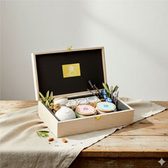 Caja de regalo griega premium con AOVE, miel de tomillo y pistachos de Egina